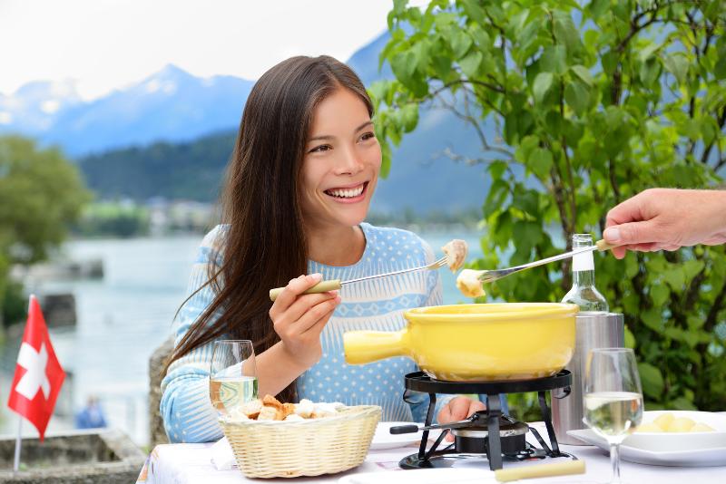 Un assortiment de plats et de produits emblématiques de la gastronomie française, incluant du pain, du fromage, du vin et des pâtisseries, symbolisant les traditions culinaires du pays.